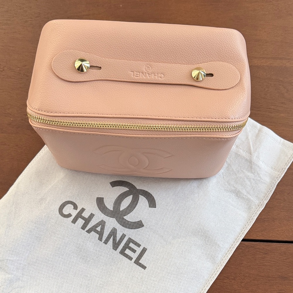 Last one CHANEL gwp Blush Pink Leather Vanity Cosmetic Case with Gold Hardware - Picture 2 of 8